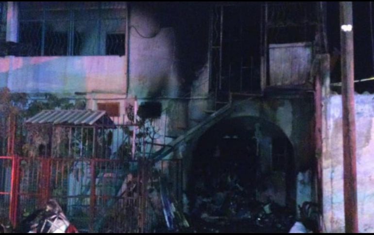 Tres personas fueron rescatados por las autoridades, sin embargo, tras sofocar las llamas, los oficiales localizaron los cuerpos sin vida de un hombre y una mujer, ambos adultos, quienes al parecer fallecieron por inhalación de humo. ESPECIAL