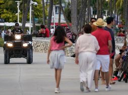La zona más concurrida de Miami Beach, incluido el famoso paseo de Ocean Drive, durará entre la medianoche y las 06:00 horas locales, desde el miércoles hasta el domingo por la mañana. AP / W. lee