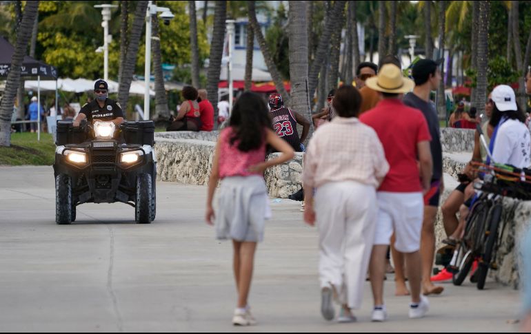 La zona más concurrida de Miami Beach, incluido el famoso paseo de Ocean Drive, durará entre la medianoche y las 06:00 horas locales, desde el miércoles hasta el domingo por la mañana. AP / W. lee