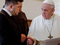 En esta foto de archivo del 2020, el Papa Francisco intercambia regalos con el presidente ucraniano Volodymyr Zelensky durante una audiencia privada en el Vaticano. AP/ARCHIVO