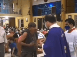 La publicación cuenta con miles de comentarios, la mayoría de ellos negativos por la actitud del sacerdote a cargo de la misa. TIKTOK/@guayitoalexander