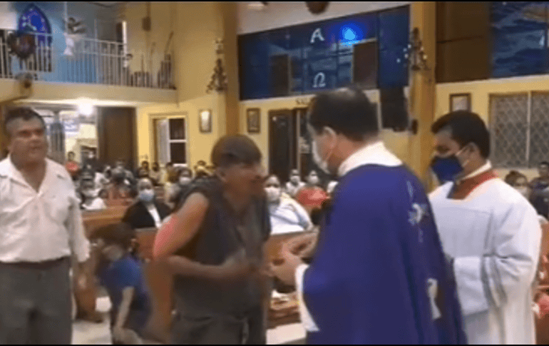 La publicación cuenta con miles de comentarios, la mayoría de ellos negativos por la actitud del sacerdote a cargo de la misa. TIKTOK/@guayitoalexander