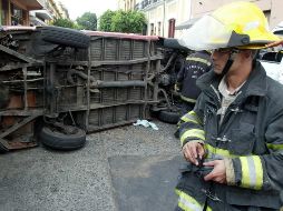 A pesar de la magnitud de la volcadura, de la proyección hacia afuera de su camioneta y de los golpes, el sujeto sobrevive, aunque se reporta delicado de salud. EL INFORMADOR / ARCHIVO