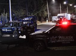 Elementos del Ejercito y policías municipales resguardan la zona donde fueron hallados cuerpos calcinados la madrugada de este miércoles, en la comunidad de San José el Nuevo. EFE