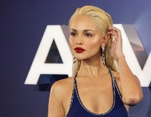 Eiza Gonzalez lució un vestido Burberry, Joyería Bvlgari y Zapatos de Jimmy Choo en la alfombra roja de Ambulancia en Londres. AP/Vianney Le Caer