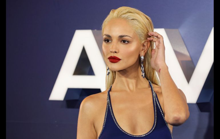 Eiza Gonzalez lució un vestido Burberry, Joyería Bvlgari y Zapatos de Jimmy Choo en la alfombra roja de Ambulancia en Londres. AP/Vianney Le Caer