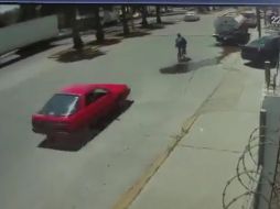 Debido la fuerza de la embestida, el ciclista salió proyectado por los aires hasta terminar en el pavimento. ESPECIAL