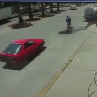San Luis Potosí: Captan momento en que automovilista embiste a ciclista (VIDEO)