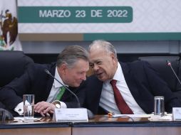 El legislador por el Partido del Trabajo (PT), Alberto Anaya (d), y el embajador de Rusia en México, Víktor Koronelli (i), durante una reunión en San Lázaro. EFE/Cámara de Diputados