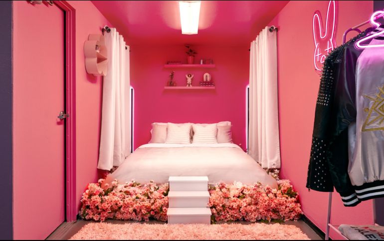 El tráiler de Bad Bunny cuenta con llamas cromadas, parrilla, luces personalizadas y todos los interiores de cuero. EFE/Airbnb