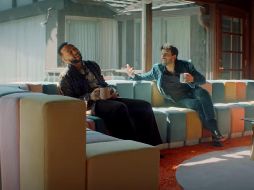 En un divertido video filmado en Los Ángeles, Sebastián Yatra conversa con su vecino, papel que interpreta John Legend, quien lo invita a su casa para hablar sobre la chica de los tacones rojos. YOUTUBE / Sebastián Yatra
