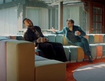 En un divertido video filmado en Los Ángeles, Sebastián Yatra conversa con su vecino, papel que interpreta John Legend, quien lo invita a su casa para hablar sobre la chica de los tacones rojos. YOUTUBE / Sebastián Yatra