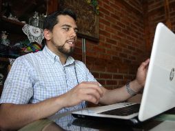 Martín utiliza programas para cambiar el texto a audio y de esta manera leer sus libros, pues la mayoría no están traducidos al sistema braille. EL INFORMADOR/A. Camacho
