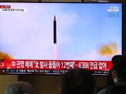 El público en la estación central de trenes de Pyongyang siguió el lanzamiento del misil en la televisión. GETTY IMAGES