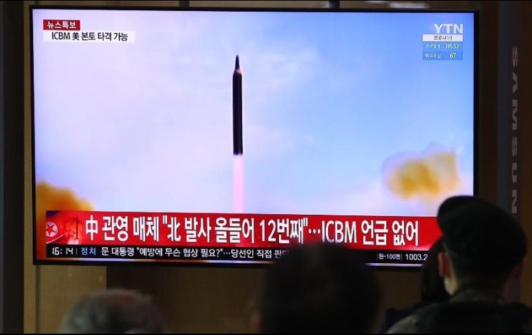 El público en la estación central de trenes de Pyongyang siguió el lanzamiento del misil en la televisión. GETTY IMAGES