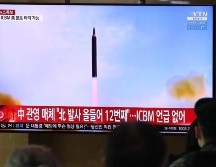 El público en la estación central de trenes de Pyongyang siguió el lanzamiento del misil en la televisión. GETTY IMAGES