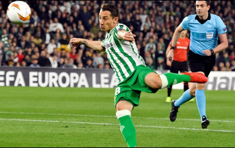 Andrés Guardado tiene ante sí la oportunidad de jugar su quinto mundial en Qatar 2022, a pesar de que hoy por hoy no esté convocado debido a una lesión. EFE / ARCHIVO