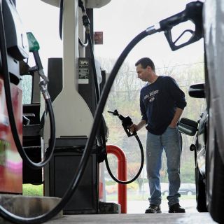 La gasolina se subsidia en México para evitar inflación: AMLO