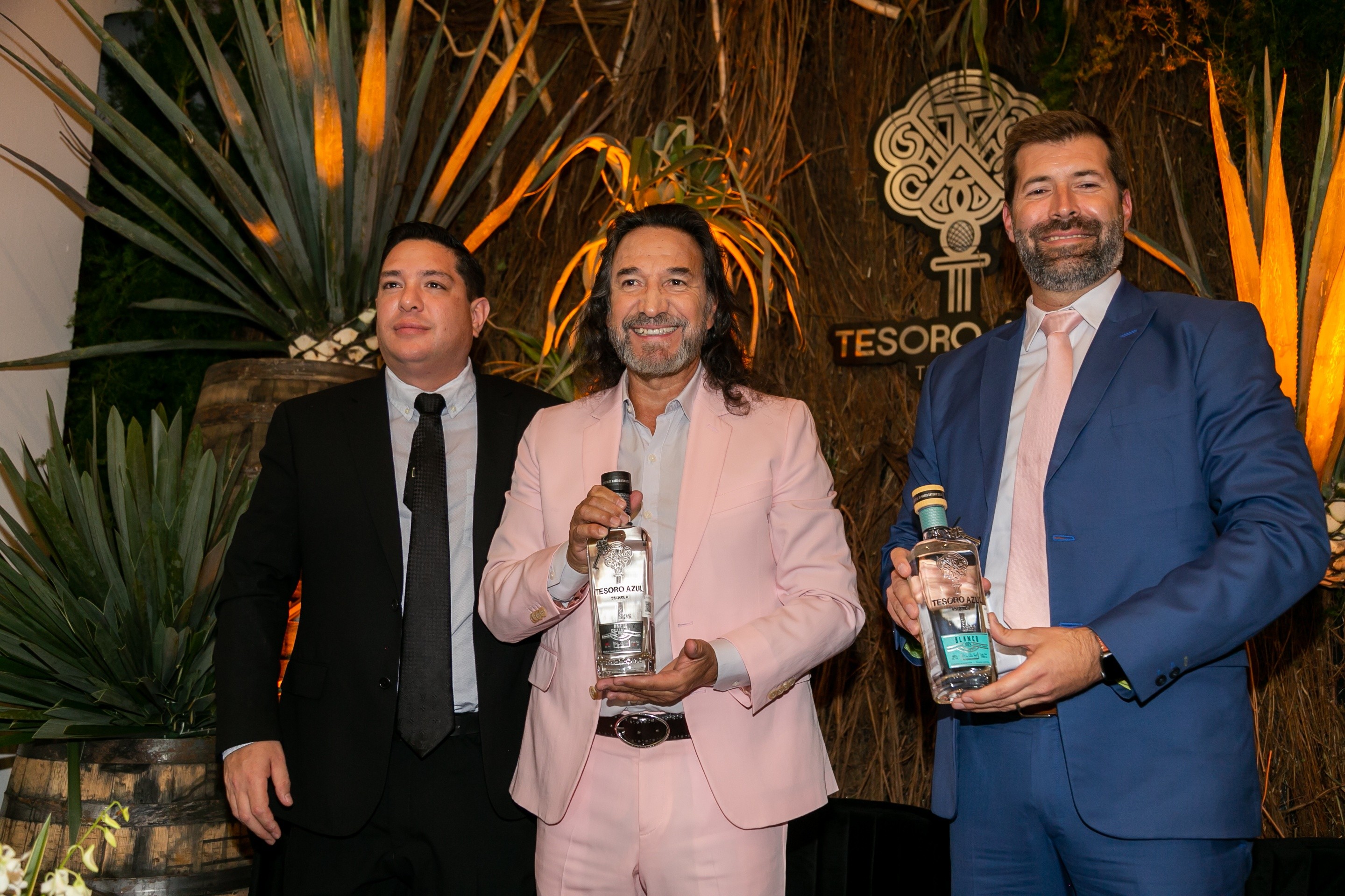 Sociales Marco Antonio Solís presenta el tequila Tesoro Azul El