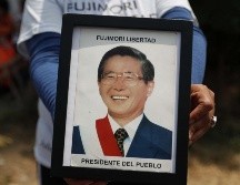 Seguidores del expresidente peruano Alberto Fujimori se manifiestan en los exteriores de la División Nacional de Operaciones Especiales de la Policía Nacional, en Lima. EFE/P. Aguilar