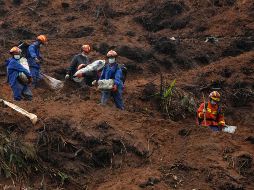 El aeroplano descendió casi ocho mil metros en menos de tres minutos. Rescatistas continúan sus trabajos en el área. AP/N. Han