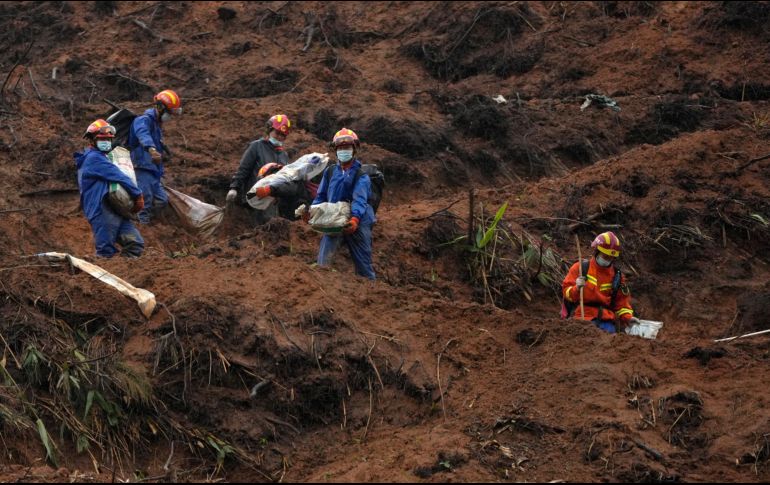 El aeroplano descendió casi ocho mil metros en menos de tres minutos. Rescatistas continúan sus trabajos en el área. AP/N. Han