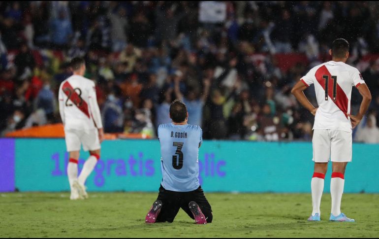 El defensa Diego Godín celebró el pase a Qatar tras haber estado en lugares de eliminación dentro de la Conmebol. AFP/R. Martínez