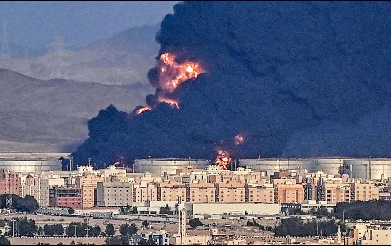 Mientras se llevaban a cabo las prácticas previas a la carrera, en la distancia se veía una espesa columna de humo negro. AFP / A. Isakovic