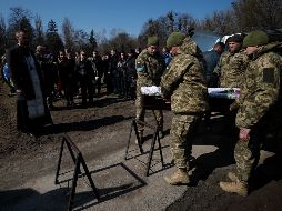 Moscú no ha dado más datos de sus oficiales muertos desde principios de marzo, y aunque esta tecnología arrojaría resultados sobre los soldados rusos fallecidos, genera dudas. EFE/ARCHIVO