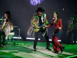 En la imagen, Bronco cantando con Linda en Monterrey. ESPECIAL /