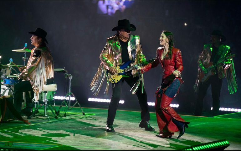 En la imagen, Bronco cantando con Linda en Monterrey. ESPECIAL /