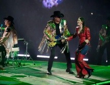 En la imagen, Bronco cantando con Linda en Monterrey. ESPECIAL /