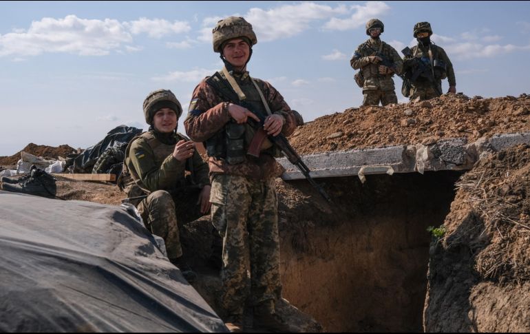 Un mes de combates y bombardeos no han conseguido doblegar la resistencia de Ucrania. EFE/S. Suna