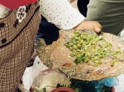 Guadalupe Piña se hizo famosa tras ofrecer sus tlayudas en una de las salas del aeropuerto Felipe Ángeles. TWITTER/@alefrausto