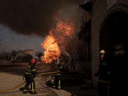 Bomberos apagan un incendio desatado tras un ataque ruso en la ciudad de Kharkiv. AP/F. Dana
