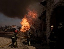 Bomberos apagan un incendio desatado tras un ataque ruso en la ciudad de Kharkiv. AP/F. Dana