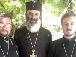 El sacerdote de la aldea Rostyslav Dudarenko (izquierda) con sus compañeros sacerdotes Pavlo Naydenov y Serhii Tsoma (derecha). ESPECIAL/Serhii Tsoma
