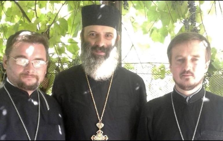 El sacerdote de la aldea Rostyslav Dudarenko (izquierda) con sus compañeros sacerdotes Pavlo Naydenov y Serhii Tsoma (derecha). ESPECIAL/Serhii Tsoma