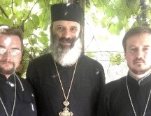 El sacerdote de la aldea Rostyslav Dudarenko (izquierda) con sus compañeros sacerdotes Pavlo Naydenov y Serhii Tsoma (derecha). ESPECIAL/Serhii Tsoma