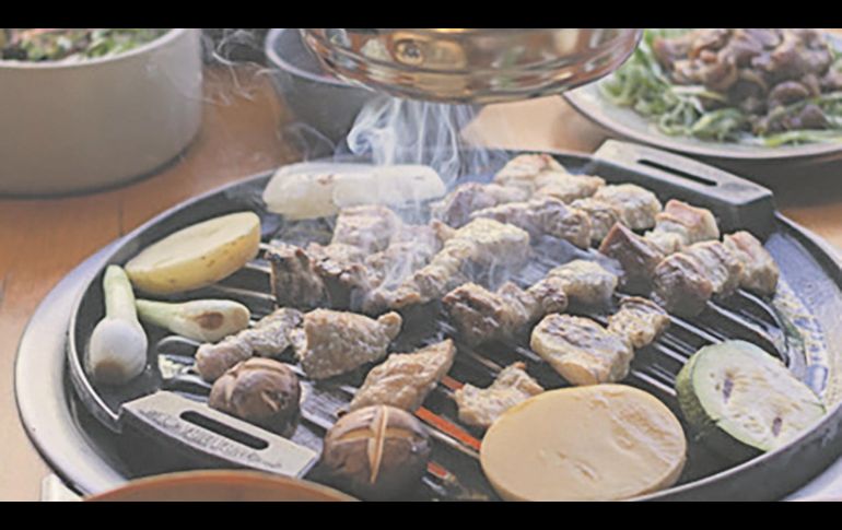 En casi todas las mesas hay una parrilla, los alimentos se reciben crudos y el comensal decide el término y la porción. ESPECIAL