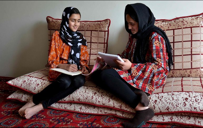 Adolescentes afganas esperaban regresar a las aulas esta semana. AFP/S. Arman