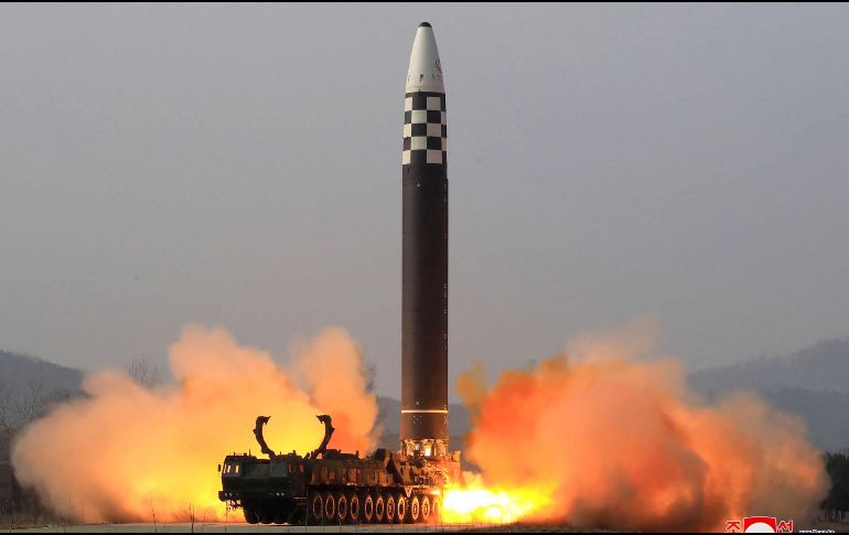 Kim Jong Un presidió la prueba balística y publicó imágenes y videos de los resultados. AFP