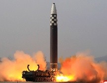 Kim Jong Un presidió la prueba balística y publicó imágenes y videos de los resultados. AFP