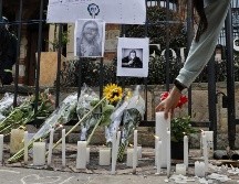 Seguidores de Foo Fighters encienden velas frente al hotel de Bogotá donde el baterista de la banda, Taylor Hawkins, murió. EFE/M. Dueñas