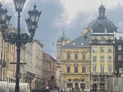 El humo de las recientes explosiones registradas en Leópolis, Ucrania, asciende desde la plaza Rynok. EFE/C. Sacrest