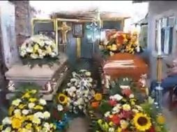 Vecinos y seguidores expresaron su pesar y solidaridad en arreglos florales que cubren y rodean los féretros. ESPECIAL/Captura de video