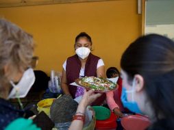 Lupita pide llegar temprano a quienes la visiten en el segundo día de la feria, pues cuenta con 200 tortillas para vender. SUN/G. Espinosa