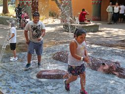 Niños se refrescan en las fuentes en medio de temperatura en la ZMG. Se prevé el alza de 3.3 grados para 2050, por lo que se piden acciones contra el cambio climático. EL INFORMADOR/A. Camacho