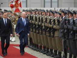El presidente polaco, Andrzej Duda, y el presidente estadounidense, Joe Biden, pasan revista a una guardia de honor durante una ceremonia oficial de bienvenida en el Palacio Presidencial en Varsovia, Polonia. EFE/M. Obara