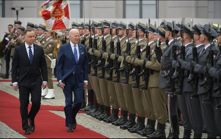 El presidente polaco, Andrzej Duda, y el presidente estadounidense, Joe Biden, pasan revista a una guardia de honor durante una ceremonia oficial de bienvenida en el Palacio Presidencial en Varsovia, Polonia. EFE/M. Obara